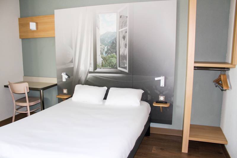 La chambre pour les personnes à mobilité réduite de l'hôtel B&B Valence TGV Romans à Alixan