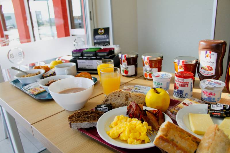 Le choix complet du petit déjeuner du B&B HOTEL Valence TGV Romans à Alixan