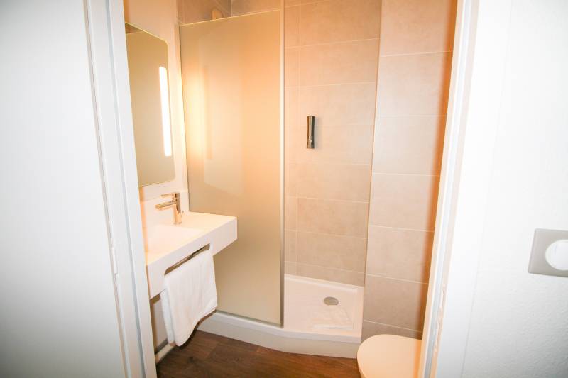 La salle de bain avec douche du B&B HOTEL Valence TGV Romans à Alixan