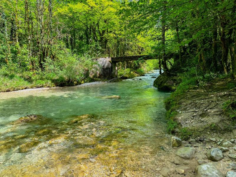 La rivière le Cholet avec le pont sur la rivière à Saint-Laurent-en-Royans