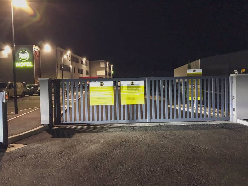 Le parking fermé et éclairé la nuit du B&B HOTEL Valence TGV Romans à Alixan